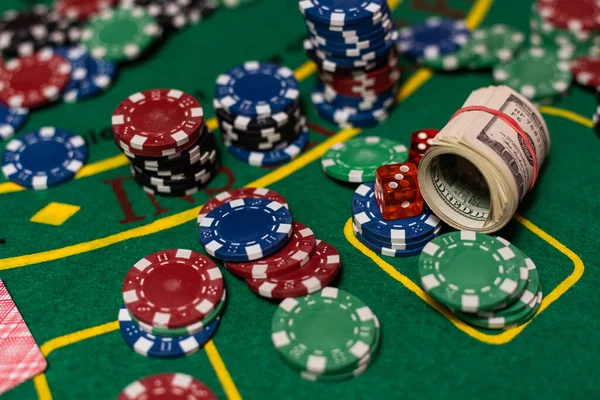 Poker Tkanina Balíček Karet Poker Ruku Žetony Pozadí — Stock fotografie