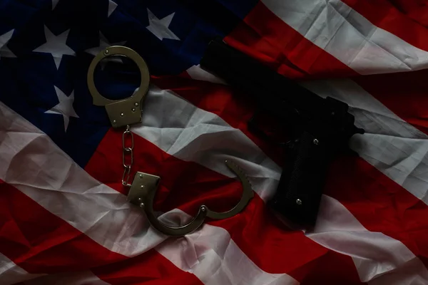 Pistola Funda Esposas Frente Bandera Americana Horizontales — Foto de Stock