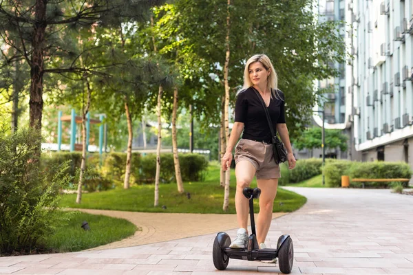 Mooie Vrouw Staan Buurt Van Segway Hoverboard Zelfbalancerende Elektrische Scooter — Stockfoto