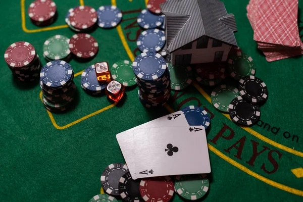 Покерні Чіпи Гроші Іграшковий Будинок Столі Блекджеком — стокове фото