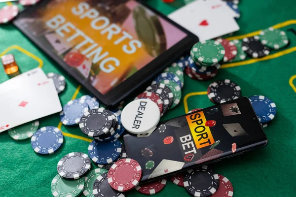 Smartphone Poket Tabulce Obrazovce Hrát Karty Čipové Karty Poker Stůl — Stock fotografie
