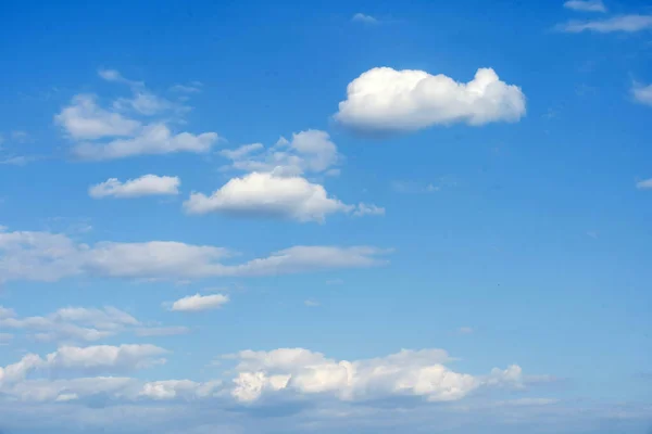 Blå Himmel Med Några Moln — Stockfoto