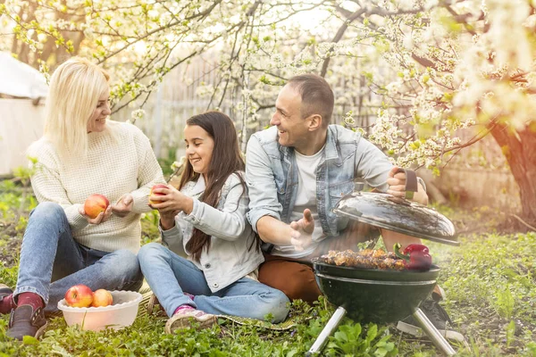 Happy Girl Father Mother Preparing Barbecue Yard — Stock Fotó