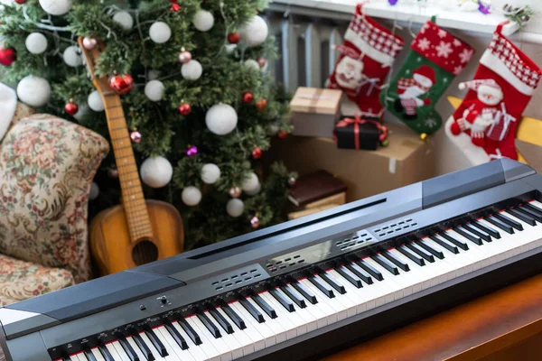 Neujahrskomposition Auf Einem Musikalischen Synthesizer Lichter Einer Girlande Frohe Weihnachten — Stockfoto