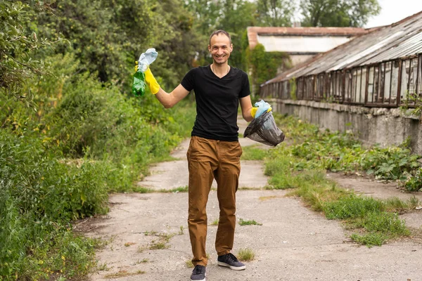 Young Man Nature Conservationist Walks Collect Trash Mangrove Forest — Foto Stock