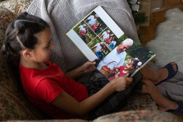 Menina Olhando Photobook Casa Tiro Perto Conceito Família Infância Lazer — Fotografia de Stock
