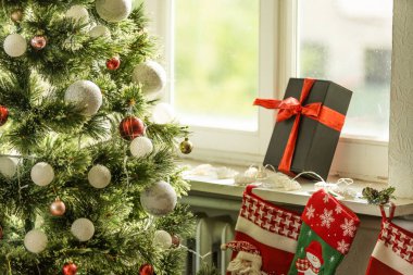 Topları Noel ağacına yakın tut. Yeni yıl konsepti