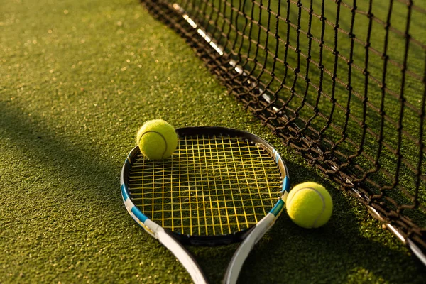 Teniszütő Teniszlabda Egy Frissen Festett Teniszpályán — Stock Fotó