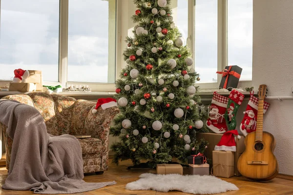 Όμορφα Διακοσμημένο Σπίτι Χριστουγεννιάτικο Δέντρο — Φωτογραφία Αρχείου