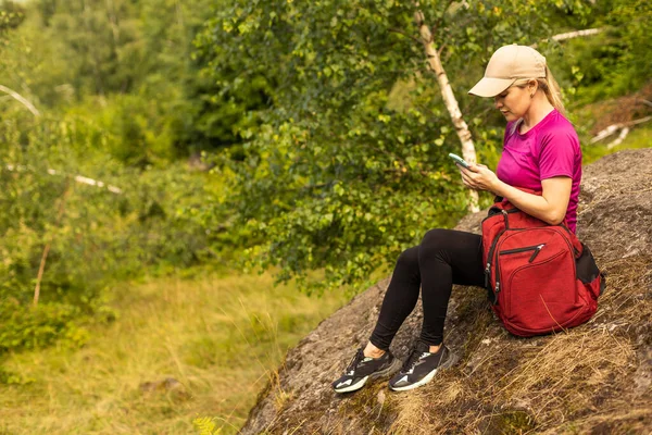 Woman Rests Hike Mountains — Stock Photo, Image