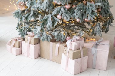 Klasik yeni yıl ağacı, beyaz süsleme oyuncakları ve baloyla süslenmiş. Modern klasik stil iç tasarım dairesi. Evde Noel arifesi.