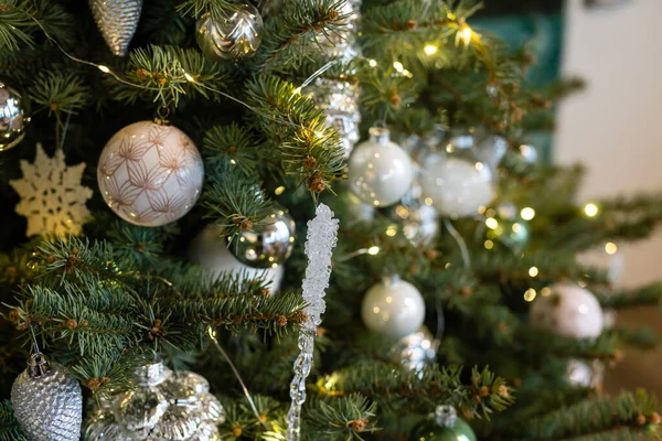 Yeşil Bir Noel Ağacının Süslü Süslemeleri Toplar Şekerler Kozalaklar Dekore — Stok fotoğraf