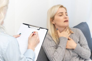 Genç ve güzel bir Ukraynalı kadın psikologla otururken ağlıyor..