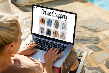 Alışveriş, teknoloji ve internet kavramı: hayali bir dükkanda dizüstü bilgisayarla alışveriş.