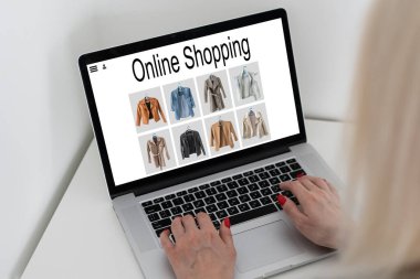 Alışveriş, teknoloji ve internet kavramı: hayali bir dükkanda dizüstü bilgisayarla alışveriş.