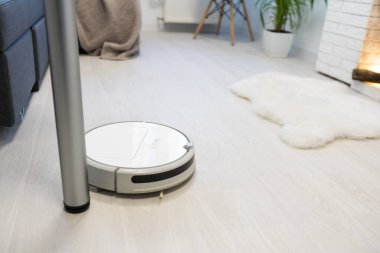 Robot elektrikli süpürge daireyi belli bir zamanda otomatik olarak temizliyor. Akıllı ev.