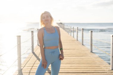 Havada yüzen dubadaki seksi bir kadın lüks bir otele doğru gidiyor. Yaşam tarzı ve eğlence.