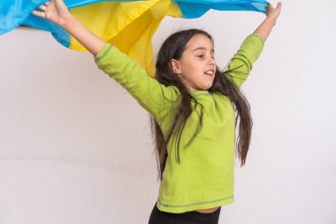 Ukrayna bayrağını tutan küçük kız.