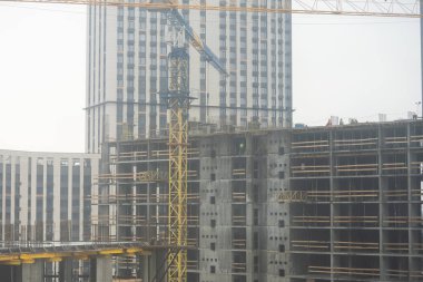 Sarı büyük vinçli büyük konut kulesi yapım aşamasında..