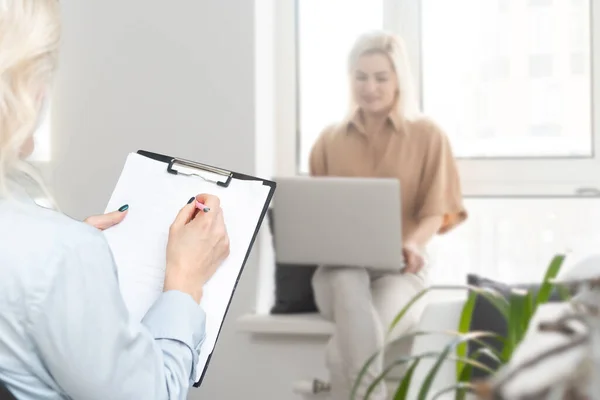 Mujer Joven Está Utilizando Ordenador Portátil Para Conversación Remota Con —  Fotos de Stock