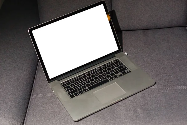 沙发上的空白屏幕笔记本电脑 — 图库照片
