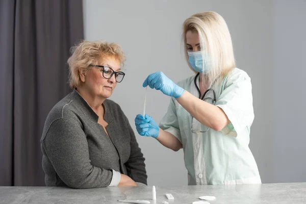 Covid Tupfer Nasentest Älterer Frau Altenheim Durchgeführt — Stockfoto