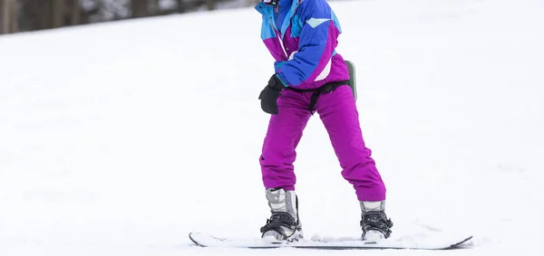 Маленькая Милая Девочка Учится Кататься Сноуборде Зимние Виды Спорта Ребенка — стоковое фото