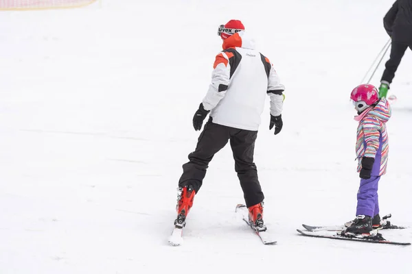 Instructor Niño Pequeño Esquiando Niño Pequeño Con Casco Seguridad Clase — Foto de Stock