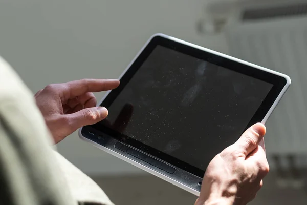 Man Holding Digital Tablet Closeup — Stock Photo, Image