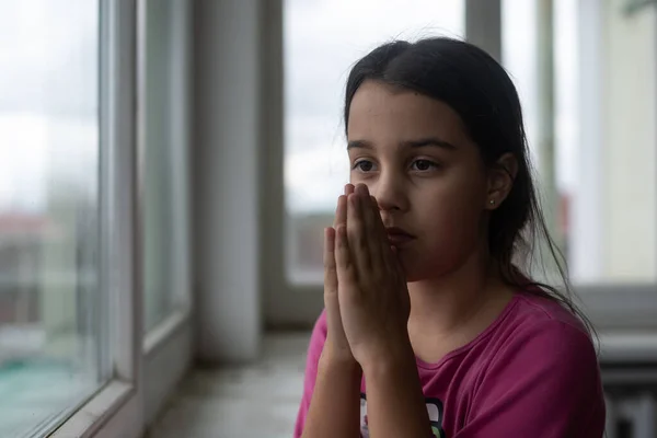 Молитва Маленька Дівчинка Біля Вікна — стокове фото