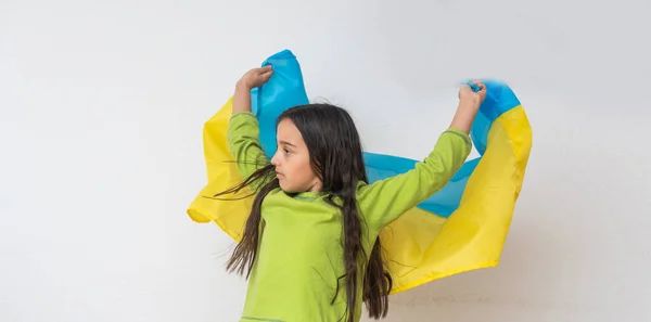 Menina Segurando Bandeira Ucrânia — Fotografia de Stock