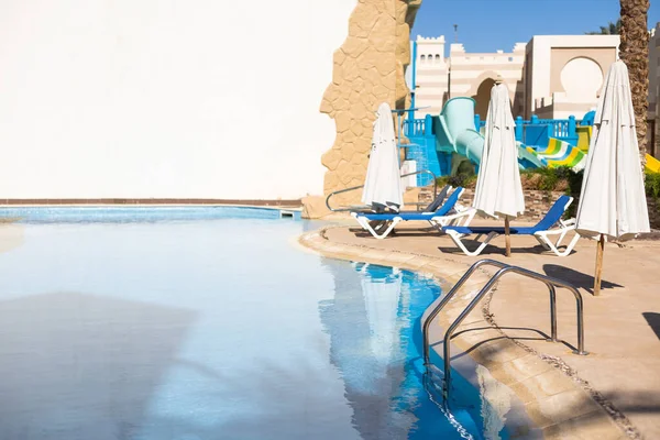 Hotel Zwembad Rustig Ontspannen Midden Natuur Schoon Zwembad Ligbedden Voor — Stockfoto