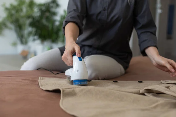 Vrouw Maakt Gebruik Van Een Machine Voor Het Verwijderen Van — Stockfoto