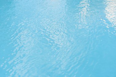 Mavi yüzme havuzunun yüzeyi, yüzme havuzundaki suyun arka planı