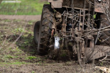 Tarlayı sabanla süren traktör ekime hazırlanıyor.