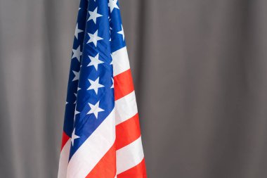 Koyu arka plan üzerinde Amerikan bayrağı.