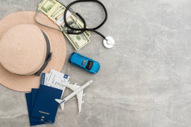 Tıbbi bir maskeyle uçan bir uçak. Kavram: Uçakta güvenliği sağlamak. Sosyal mesafeden hava yoluyla seyahat etmek. Gezilerde doktorların tavsiyelerine uymak. Sınırlar açılıyor
