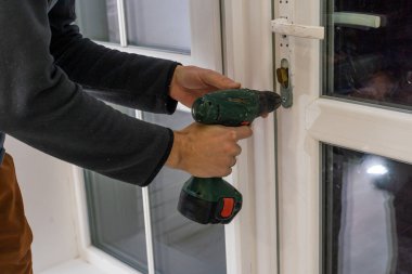 Profesyonel tamirci eve pencere kuruyor