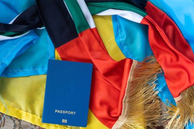 Ukrayna pasaportu ve parası sarı bir bavulda. Ukrayna sembolleri. Ukrayna 2022 'den mülteciler ve IDP' ler.