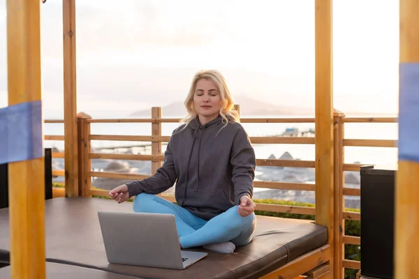 Mujer Joven Casual Meditando Playa Vacía Con Portátil Independiente Concepto — Foto de Stock