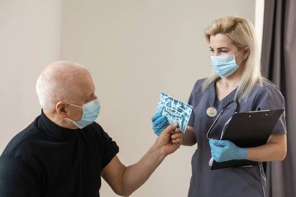 Zahnärztin Arbeitet Mit Älterem Mann Zahnarztstuhl Behandelt Zähne Und Zeigt — Stockfoto