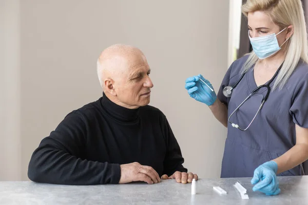 Krankenschwester Führt Einen Coronavirus Pcr Test Einem Älteren Mann Seinem — Stockfoto