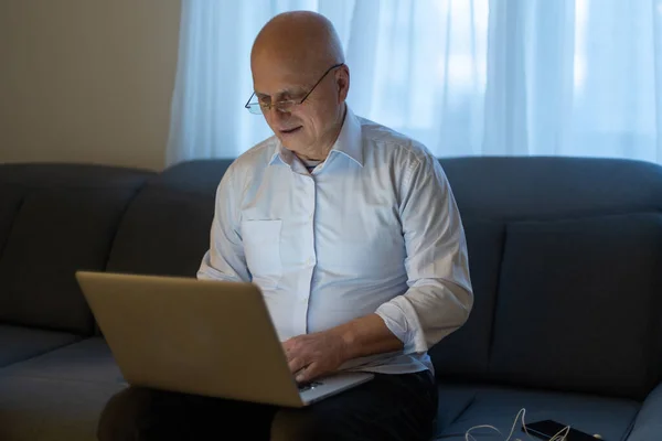 Uomo Anziano Con Occhiali Collegati Laptop Casa — Foto Stock