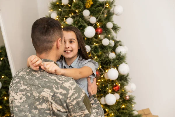 Soldier Uniform His Daughter Duty Military Man Spending Christmas Holiday — Fotografia de Stock