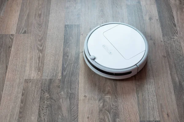 Robotic Vacuum Cleaner Laminate Wood Floor Smart Cleaning Technology — Stock Photo, Image