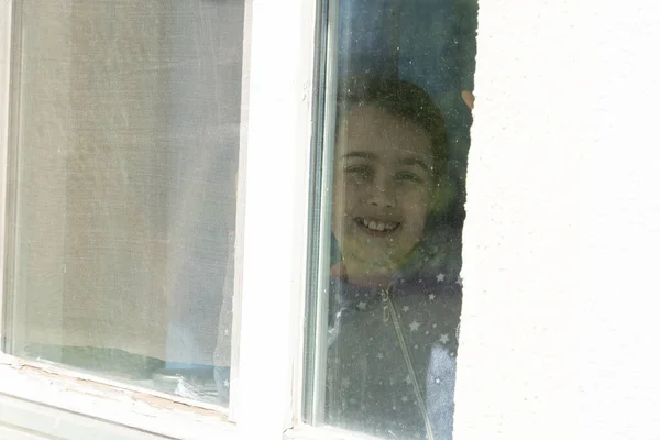 Genç Kız Penceresinden Bakıyor — Stok fotoğraf
