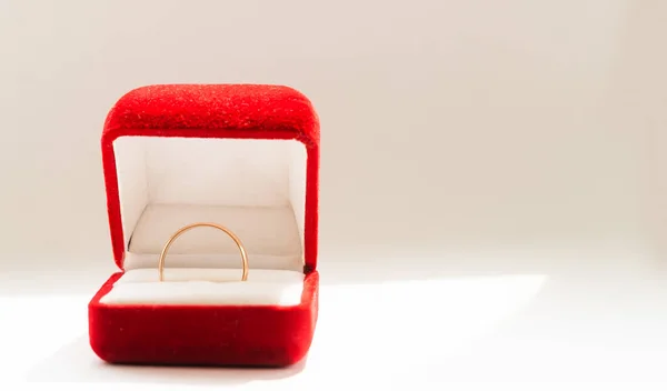 Κόκκινο Κουτί Για Χρυσό Δαχτυλίδι Λευκό Φόντο — Φωτογραφία Αρχείου