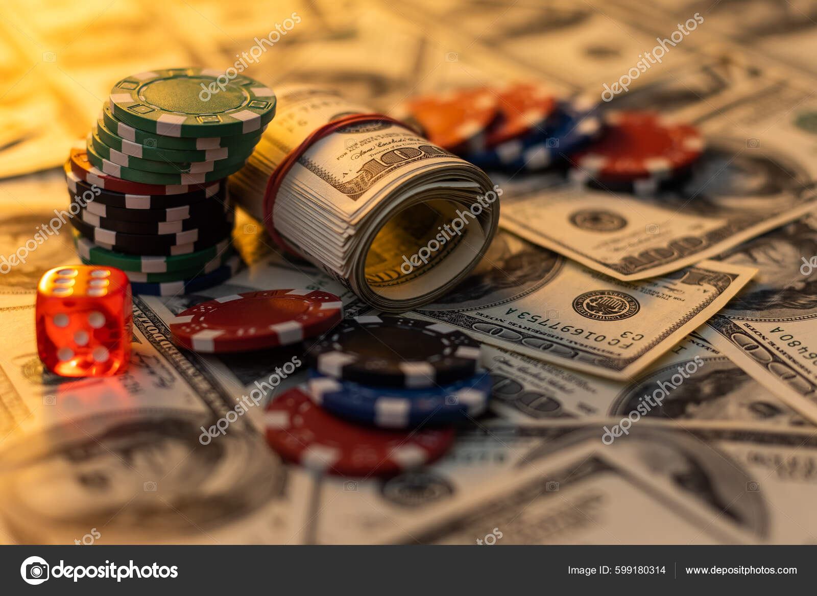 扑克牌王牌现金钞票赌场筹码赌场俱乐部绿桌上的赌场代币赌场筹码支票或支票——图库图片© sinenkiy #599180314