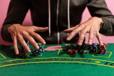 Kumarhanede blackjack oynayan adam.