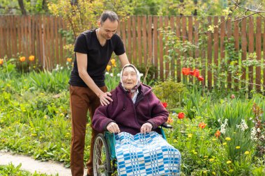 Huzurevinde çok yaşlı engelli bir kadınla birlikte bakım asistanıyım.